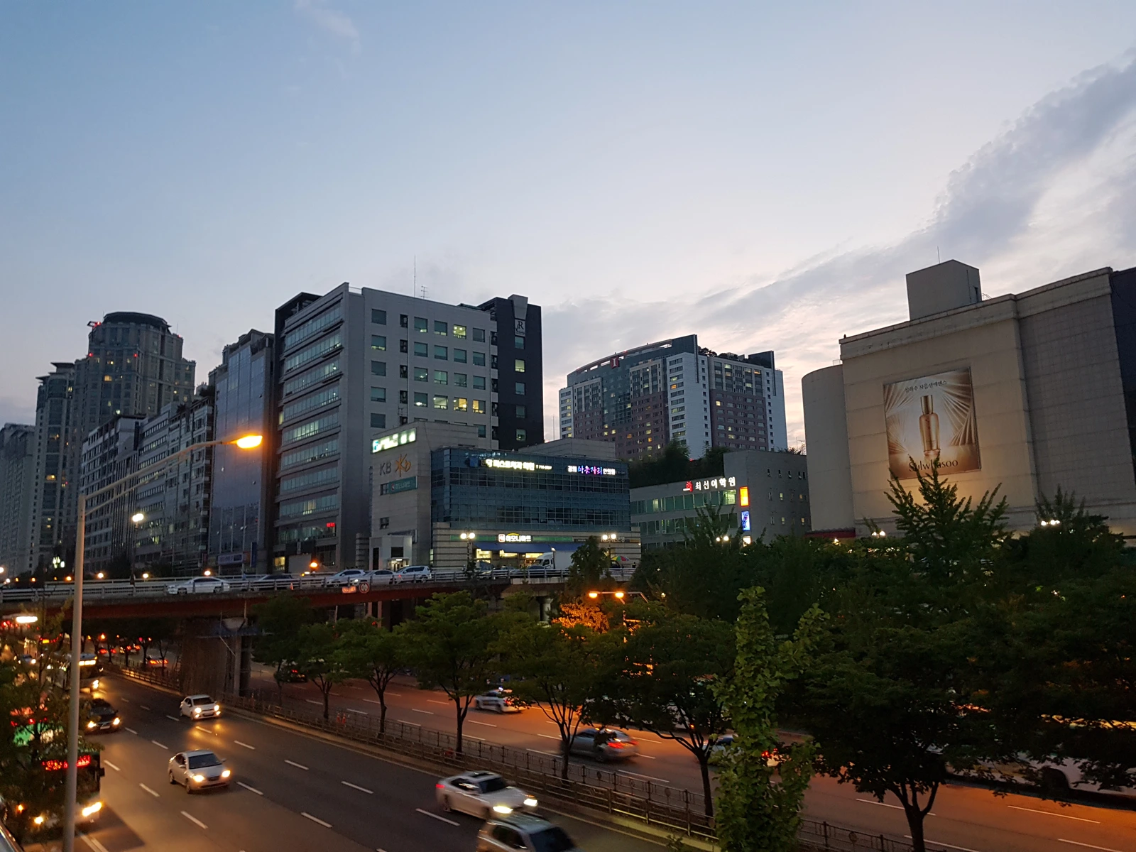 실사 예시 · 수내육교에서 바라본 주거·상업 건물과 거리의 과거 사진. 이 글의 거래나 법령해석 사건과 관계없는 건물 예시입니다.