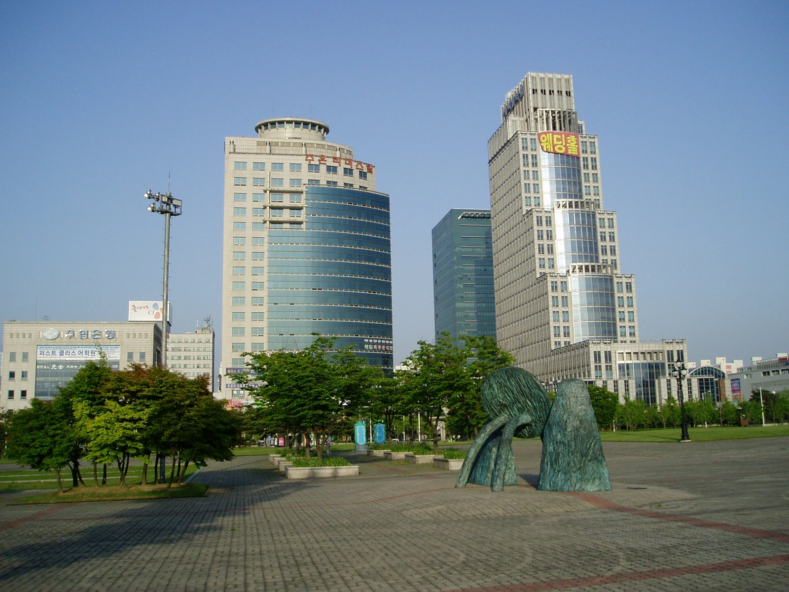 실사 예시 · Ju-Eun Officetel과 Capitol Tower의 과거 외관 사진. 면적·시설 충족 여부를 확인한 매물이 아니며 해석 사례와 무관합니다.