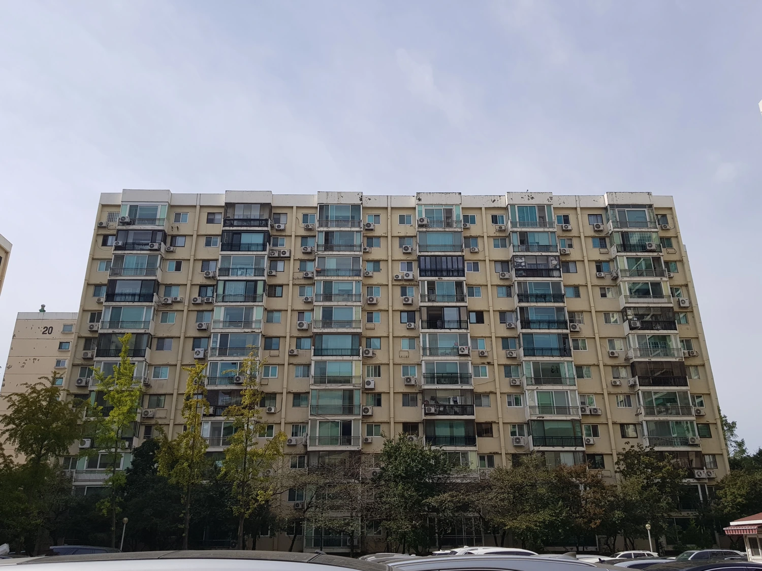 공동주택 주요 시설과 장기 관리의 이해를 돕는 실제 아파트 외관